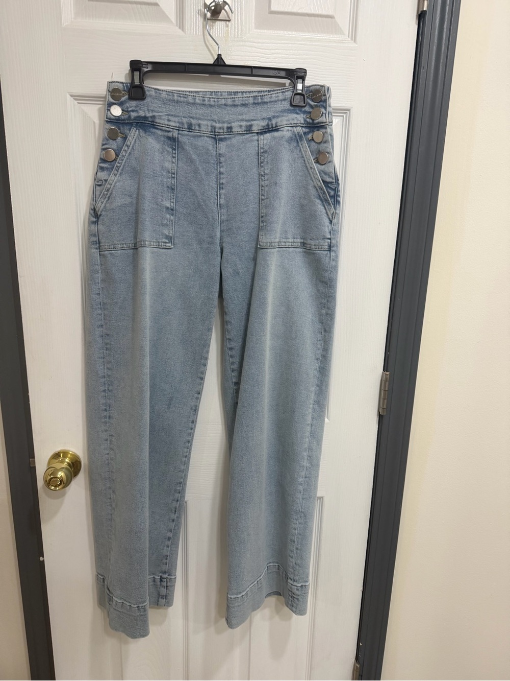 Lola Jeans Light Wash Wide-Leg Women's Jeans with Button Accent